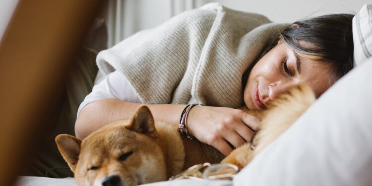 Dormire con il proprio animale domestico: benefici e rischi da conoscere