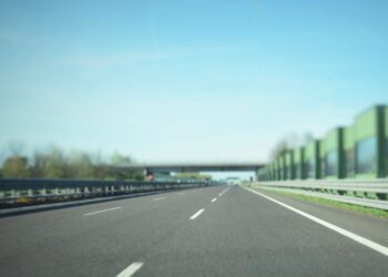 Limiti di velocità in autostrada: l’Europa accelera, l’Italia resta ferma