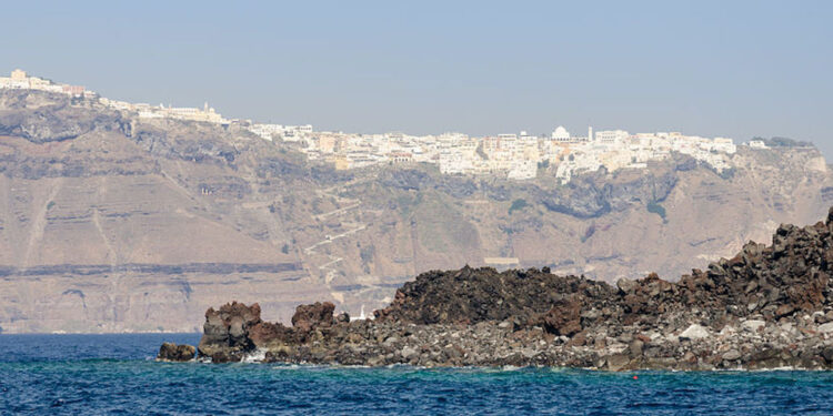 Scossa devastante scuote la Grecia: il terremoto fa crollare le rocce nella caldera di Santorini