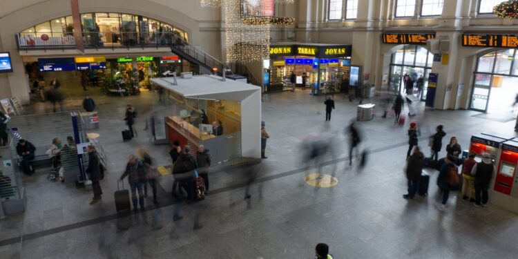Giugno nero per i trasporti: stop aerei, treni e bus. Il calendario completo degli scioperi