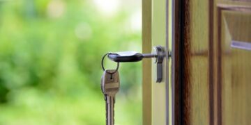 Sgomberi lampo: Meloni cambia tutto. Ecco cosa rischia chi occupa una casa