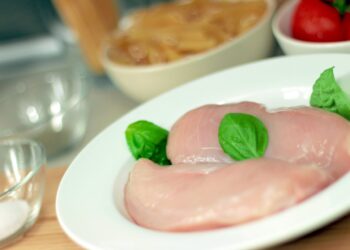Richiamo alimentare: carne di gallina con scadenza errata, il prodotto è già scaduto.