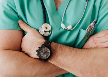 Infermieri in fuga: in Italia ne mancano 65mila e 1 su 2 vuole lasciare il lavoro
