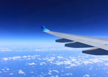 Terrore in volo: il comandante lancia l’allarme mentre l’aereo perde quota sull’oceano