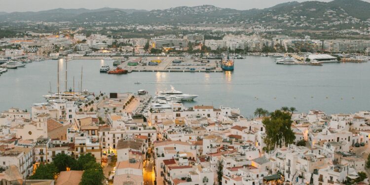 Ibiza sotto assedio: avvistamenti inquietanti nei giardini e in mare