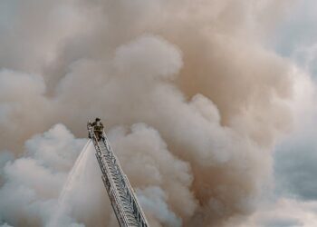 Esplosione in un deposito di fuochi d’artificio: evacuata l’intera zona