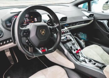 Italiano espulso dopo corsa a 193 km/h: maxi multa e addio al Paese