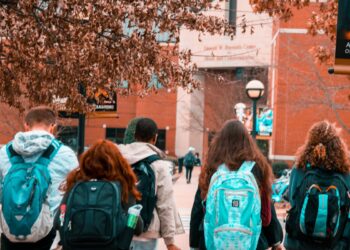 Sparatoria al college del New Mexico: un morto e un ferito nei dormitori universitari, killer in fuga