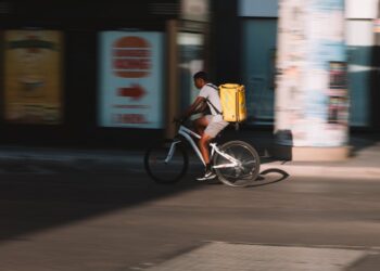 Glovo e il caso dei bonus per i rider: tutto sospeso dopo la rivolta