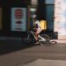 Glovo e il caso dei bonus per i rider: tutto sospeso dopo la rivolta