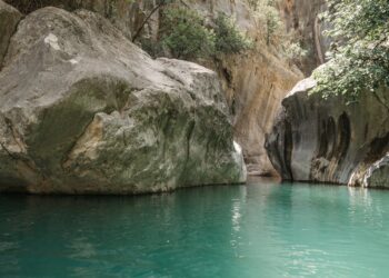 Si arrampica per un selfie e muore schiacciata da un masso: tragedia choc sul Piave