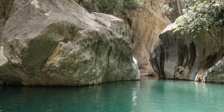 Si arrampica per un selfie e muore schiacciata da un masso: tragedia choc sul Piave