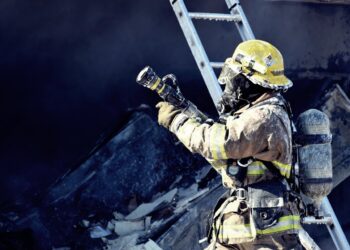 Esplosione nel centro di Torre del Greco: crolla palazzina, si cerca sotto le macerie