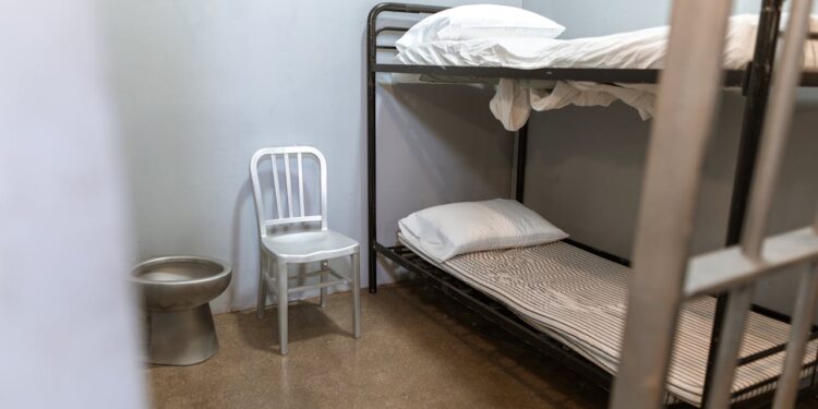 Rivolta in carcere: detenuti appiccano il fuoco, diversi agenti feriti