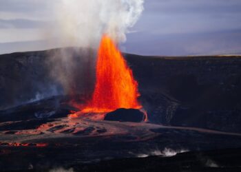 Hawaii, spettacolare eruzione del Kilauea: fontane di lava fino a 90 metri