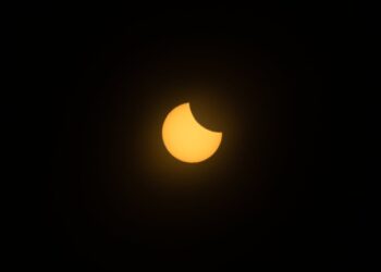 Il Sole scompare: spettacolare eclissi parziale in arrivo. Ecco quando vederla