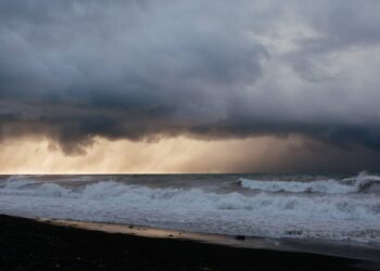 Si tuffa in mare in tempesta per salvare due ragazzi: muore turista a Buggerru