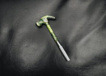 Brutale attacco a scuola: 17enne colpisce l’ex compagno alla testa con un martello