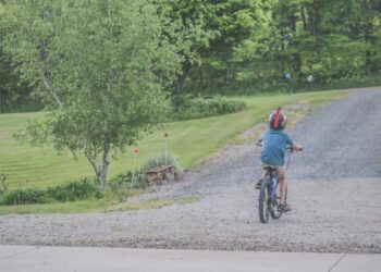 Bimbo si perde in bici e pedala per dieci chilometri: ritrovato prima che imboccasse la tangenziale
