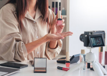 Stretta sugli influencer: il Fisco indaga su guadagni, conti e pagamenti “in natura”