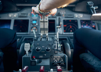 Paura ad alta quota: il parabrezza di un Boeing si disintegra in volo, ferito il pilota