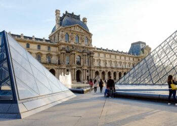 Furto al Louvre: rubati in 7 minuti preziosi gioielli di Napoleone, ritrovati due pezzi danneggiati