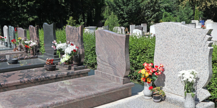 Aggredito al cimitero mentre porta fiori alla moglie: anziano ferito per una rapina