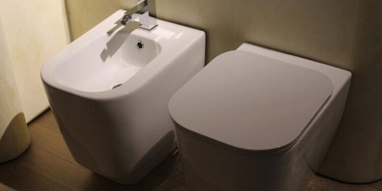 Ciriè sotto shock: bambina appena nata trovata nel water