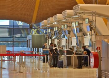 Finge di essere incinta per trasportare cocaina: arrestata in aeroporto
