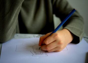 Mugnano, bimbo scomparso vende disegni in strada per comprare un regalo di Natale alla sorellina