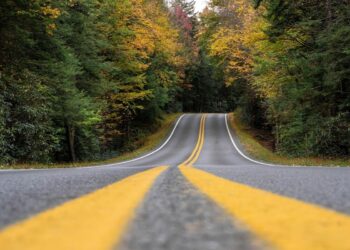 Tragedia sfiorata tra i boschi bergamaschi: 21enne colpito da proiettili