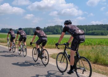 Spari contro un gruppo di ciclisti nel Veronese: paura durante un allenamento in Val d’Adige