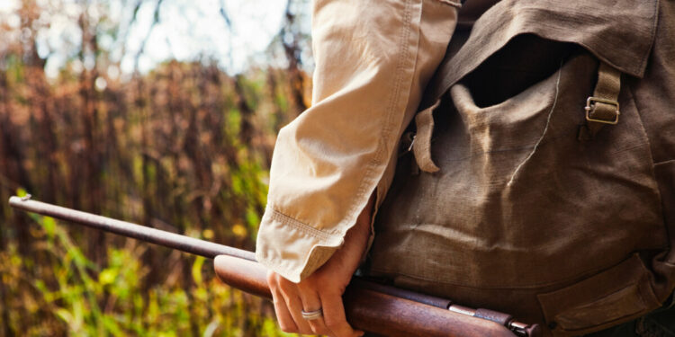 Tre cacciatori trovati morti nei boschi: indagini in corso sulle cause della sparatoria