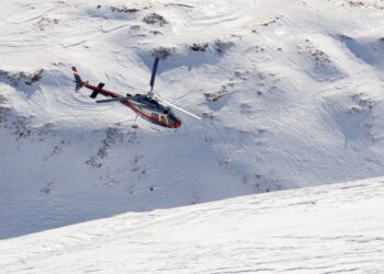 Schianto sulle piste da sci: sciatore gravissimo dopo un violento impatto