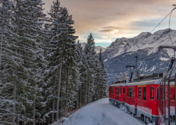 Treno deraglia dopo l’impatto con una valanga, circa 80 passeggeri a bordo: diversi feriti