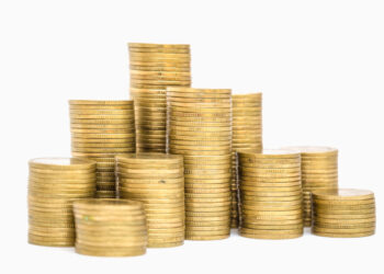 Si presenta con 19 chili di monetine da cambiare al centro commerciale: scatta la denuncia