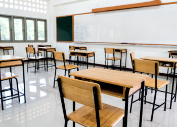 Panico a scuola: studentessa centrata da una sedia volata dal primo piano