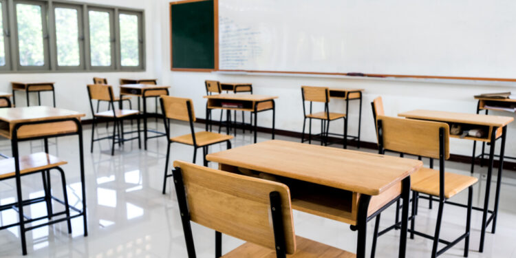 Panico a scuola: studentessa centrata da una sedia volata dal primo piano