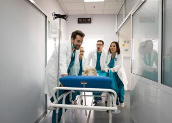 Panico in ospedale: giovane arriva con una granada nel corpo, intervengono gli artificieri