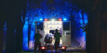 Schianto frontale devastante: coppia muore sul colpo, cinque feriti gravi