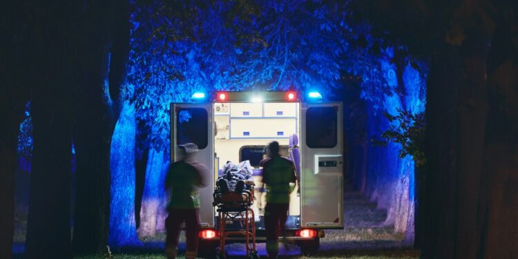 Schianto frontale devastante: coppia muore sul colpo, cinque feriti gravi