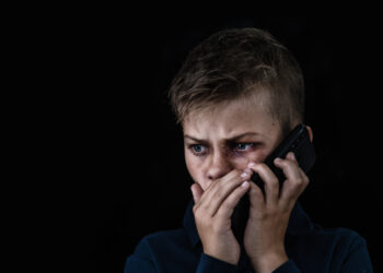 Si nasconde sotto il letto e chiama aiuto: il gesto che salva la madre