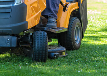 Incidente shock in giardino: uomo muore schiacciato dal mezzo