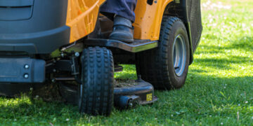 Incidente shock in giardino: uomo muore schiacciato dal mezzo