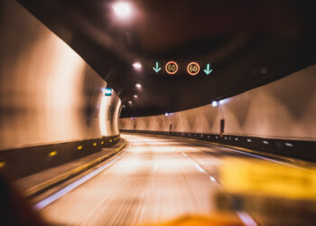 Impatto violentissimo in galleria: auto distrutta sotto un Tir