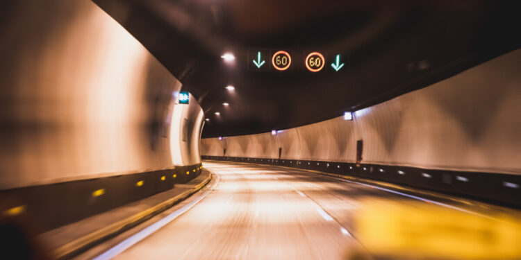 Impatto violentissimo in galleria: auto distrutta sotto un Tir