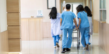 Rissa finisce nel sangue: giovane scopre troppo tardi cosa aveva nel cranio