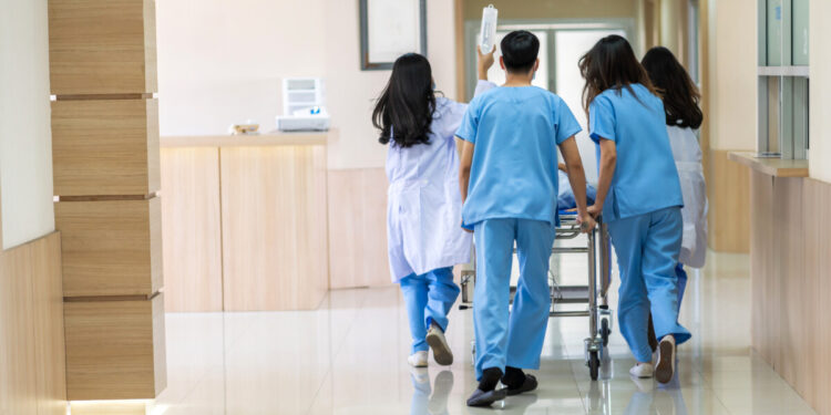 Rissa finisce nel sangue: giovane scopre troppo tardi cosa aveva nel cranio