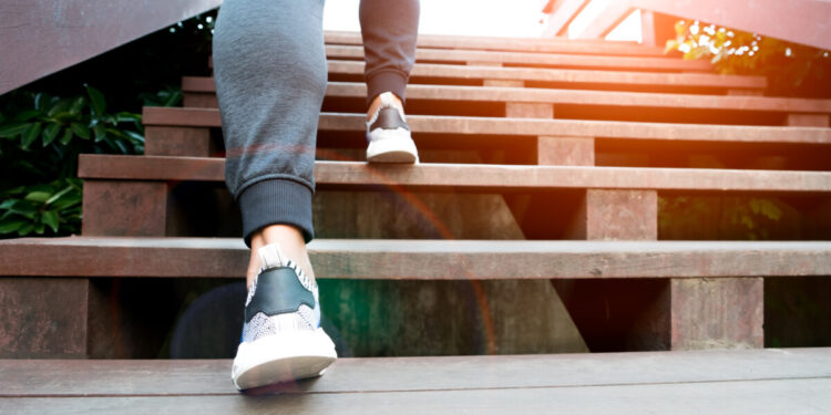 Bruci calorie senza palestra: il trucco invisibile che sta spopolando