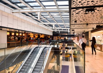 Sparatoria in un centro commerciale: morti e feriti, arrestato il sospetto